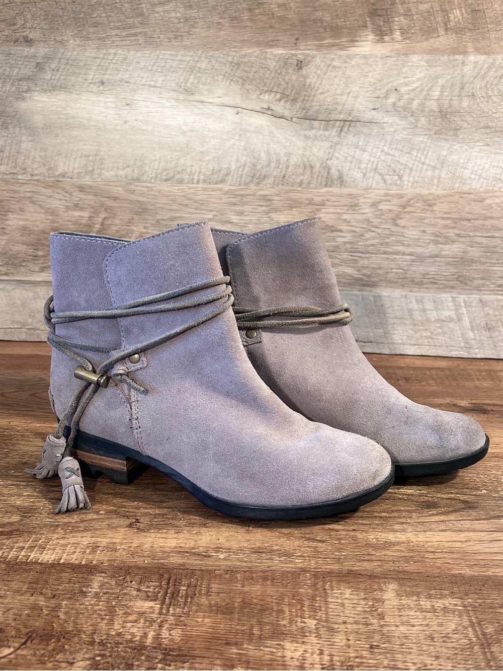Sorel Taupe Gray Suede Ankle Boots with Tassel Wrap Size 6‎
